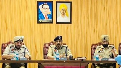 Railway police ADGP Farooqui told officials to reduce pending cases in a month during a meeting in Ludhiana. (HT Photo) Railway police ADGP Farooqui told officials to reduce pending cases in a month during a meeting in Ludhiana. (HT Photo)