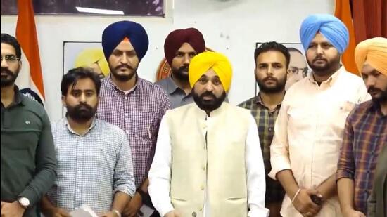 Punjab CM Bhawant Mann ameeting PAU students to assures them of filling vacancies in state departments in Chandigarh. (HT Photo)
