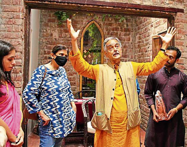 It was an inspirational introduction by veteran writer and art critic Prayag Shukla, who compared the calligraphy to a symphony of music reaching out in a simple and soothing manner and yet lighting up the soul. (HT PHOTO)