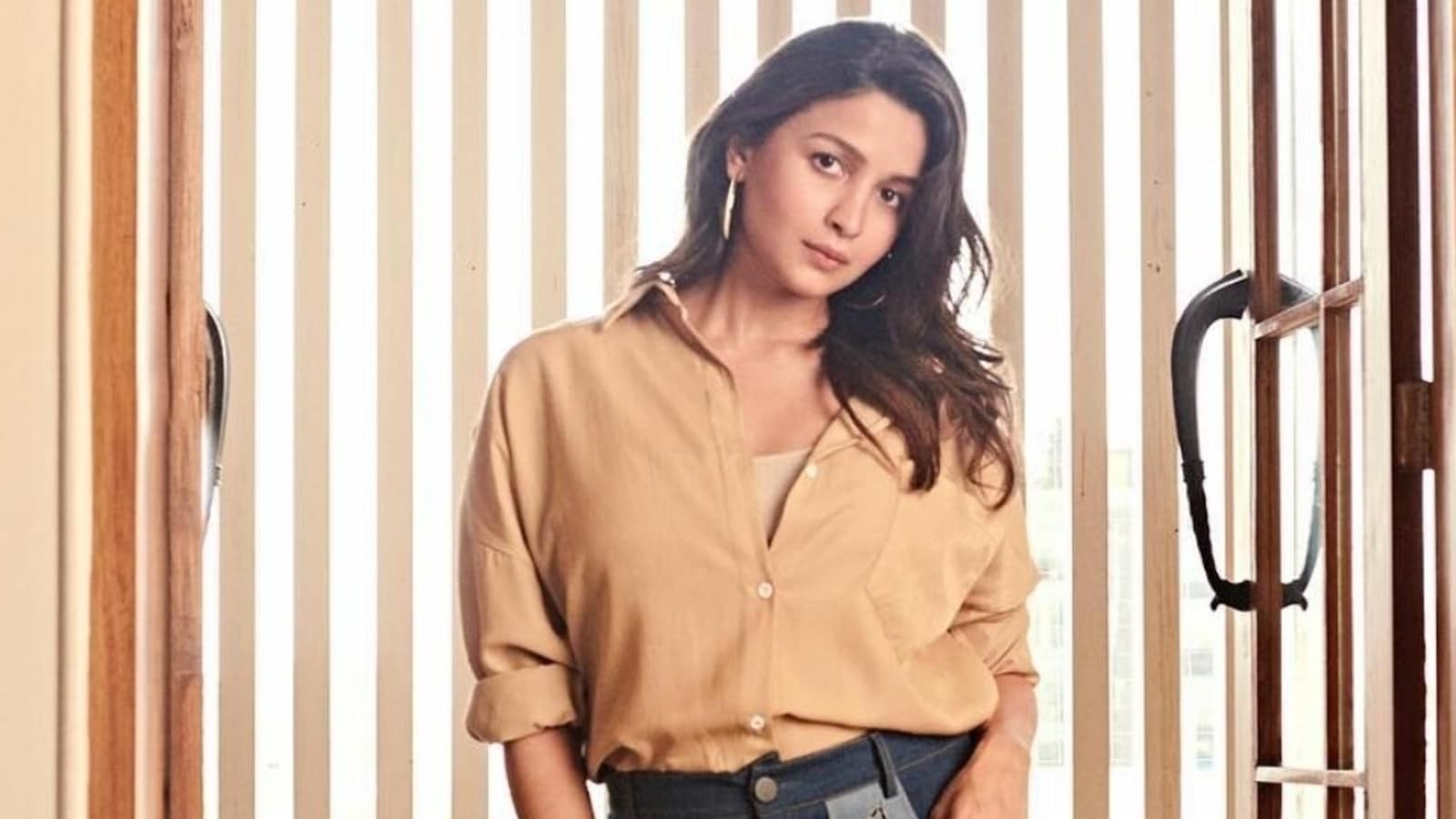 Pregnant Alia Bhatt nails cool maternity look in shirt and elevated jeans with Ranbir Kapoor for Brahmastra IIT event