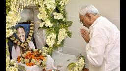 Bihar chief minister Nitish Kumar pays tribute to former mnister Subhash Singh in Gopalganj on Sunday. (Santosh Kumar/HT Photo)