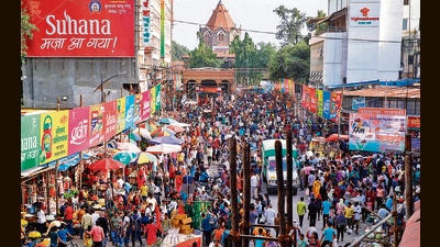 Ahead of Ganesh festival, people throng to Mandai for festive shopping on Sunday. (RAHUL RAUT/HT PHOTO)