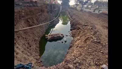 Stagnant water on Katraj - Dehu road bypass proves to be a breeding spot for mosquitoes. (Ravindra Joshi/HT PHOTO)
