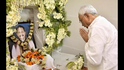 Bihar chief minister Nitish Kumar pays tribute to former mnister Subhash Singh in Gopalganj on Sunday. (Santosh Kumar/HT Photo) Bihar chief minister Nitish Kumar pays tribute to former mnister Subhash Singh in Gopalganj on Sunday. (Santosh Kumar/HT Photo)