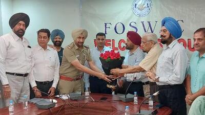 Contending that cases of crime in residential areas were on the rise, FOSWAC members told the SSP that they wanted to install gates in residential areas of their sectors on the lines of other big cities in the country, but were denied permission from the architecture department owing to (HT PHOTO )
