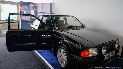 Diana's Ford on the auction floor. She was often pictured with the car in 1980s. (Alberto Pezzali/AP Photo/picture alliance) Diana's Ford on the auction floor. She was often pictured with the car in 1980s. (Alberto Pezzali/AP Photo/picture alliance)