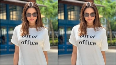 Aamna, for the weekend, picked an oversized T-shirt for the pictures. The T-shirt came with the words ‘Out of office’ written on it. Quite literally, because, it’s a Sunday. (Instagram/@aamnasharifofficial)