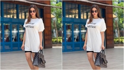 Aamna wore her tresses open in messy locks with a middle part as she posed for the pictures. (Instagram/@aamnasharifofficial)