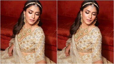 Mrunal added more ethnic vibes to her look with an ivory-white silk dupatta with golden and silver resham work and a golden zari at the borders. (Instagram/@mrunalthakur)