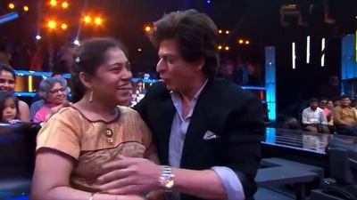A screengrab from the video shows Shah Rukh Khan dancing with a specially-abled fan to Chaiyya Chaiyya from the film Dil Se.&nbsp; (Twitter/@barfipayyan)