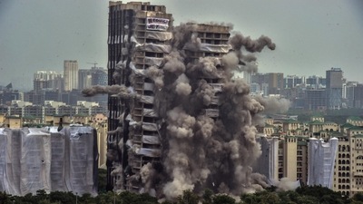 The Supertech twin towers came crashing down after the detonator button was pressed at around 2.33pm today. (Raj K Raj/Hindustan Times) The Supertech twin towers came crashing down after the detonator button was pressed at around 2.33pm today. (Raj K Raj/Hindustan Times)