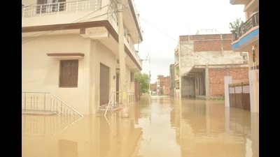 Flood water enters Maruti Nagar Colony in Varanasi. (Rajesh Kumar/ht) Flood water enters Maruti Nagar Colony in Varanasi. (Rajesh Kumar/ht)