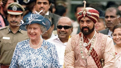 Kamal Haasan with Queen Elizabeth on sets of Marudhanayagam.&nbsp;