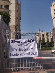 Supertech Tower Demolition: In a nearby society, evacuated citizens welcomed. (Photo by Ashni Dhaor ) Supertech Tower Demolition: In a nearby society, evacuated citizens welcomed. (Photo by Ashni Dhaor )