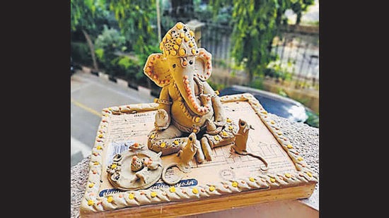 Artist Namita Saxena makes Ganpati idol using Haldi dough. Artist Namita Saxena makes Ganpati idol using Haldi dough.