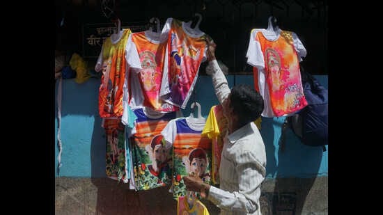 The t-shirts with ganesha’s face costs rs 150