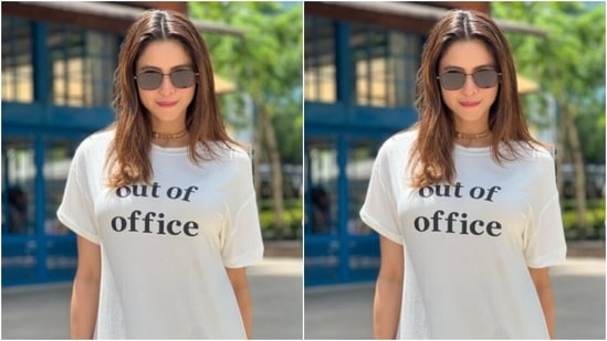 Aamna, for the weekend, picked an oversized T-shirt for the pictures. The T-shirt came with the words ‘Out of office’ written on it. Quite literally, because, it’s a Sunday.(Instagram/@aamnasharifofficial)