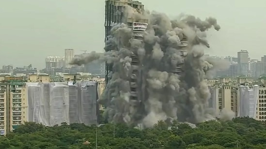 Demolition of Supertech's twin towers in Noida on Sunday,(PTI)