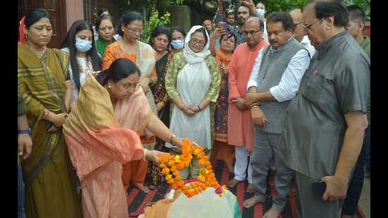 Uttar Pradesh cabinet minister Baby Rani Maurya along with Union minister of state for law and justice SP Singh Baghel offering floral tributes to freedom fighter Saroj Rani Gaurihar in Agra on Sunday. (HT photo)