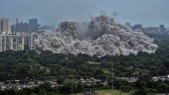 Noida's twin towers were demolished at 2.30pm on Sunday,&nbsp;(Raj K Raj/ HT photo)