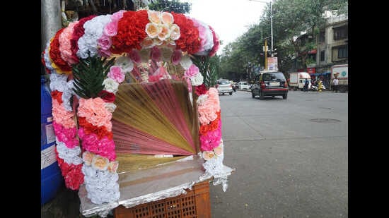 This throne made of fake flower cost 3,000 while the one made with real flowers costs 5000-6000