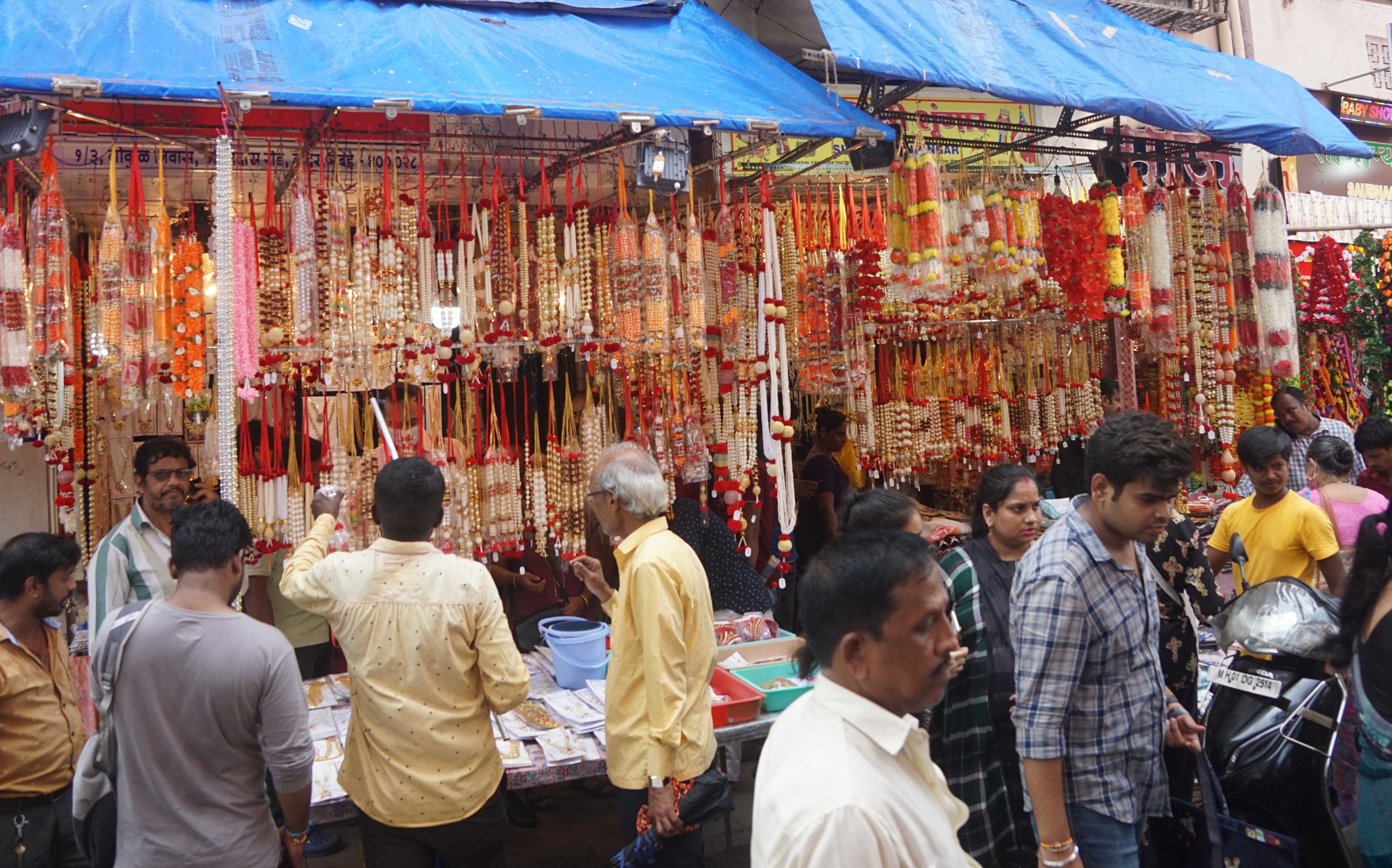 People shopping for ganesh chaturthi in Dadar market People shopping for ganesh chaturthi in Dadar market