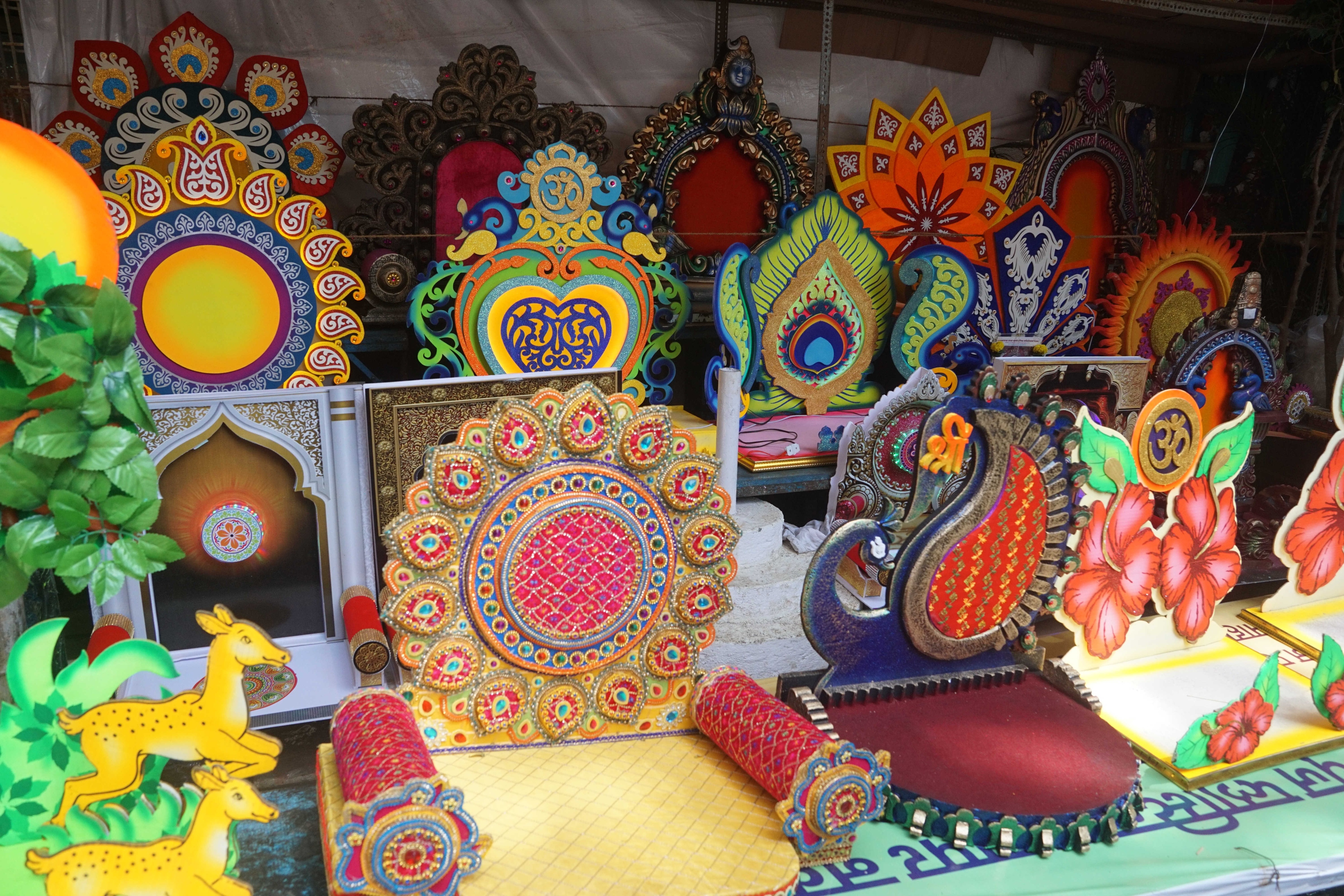 These thrones can costs between 5,000 - 7,000 depends on the size and intricacies of the design These thrones can costs between 5,000 - 7,000 depends on the size and intricacies of the design