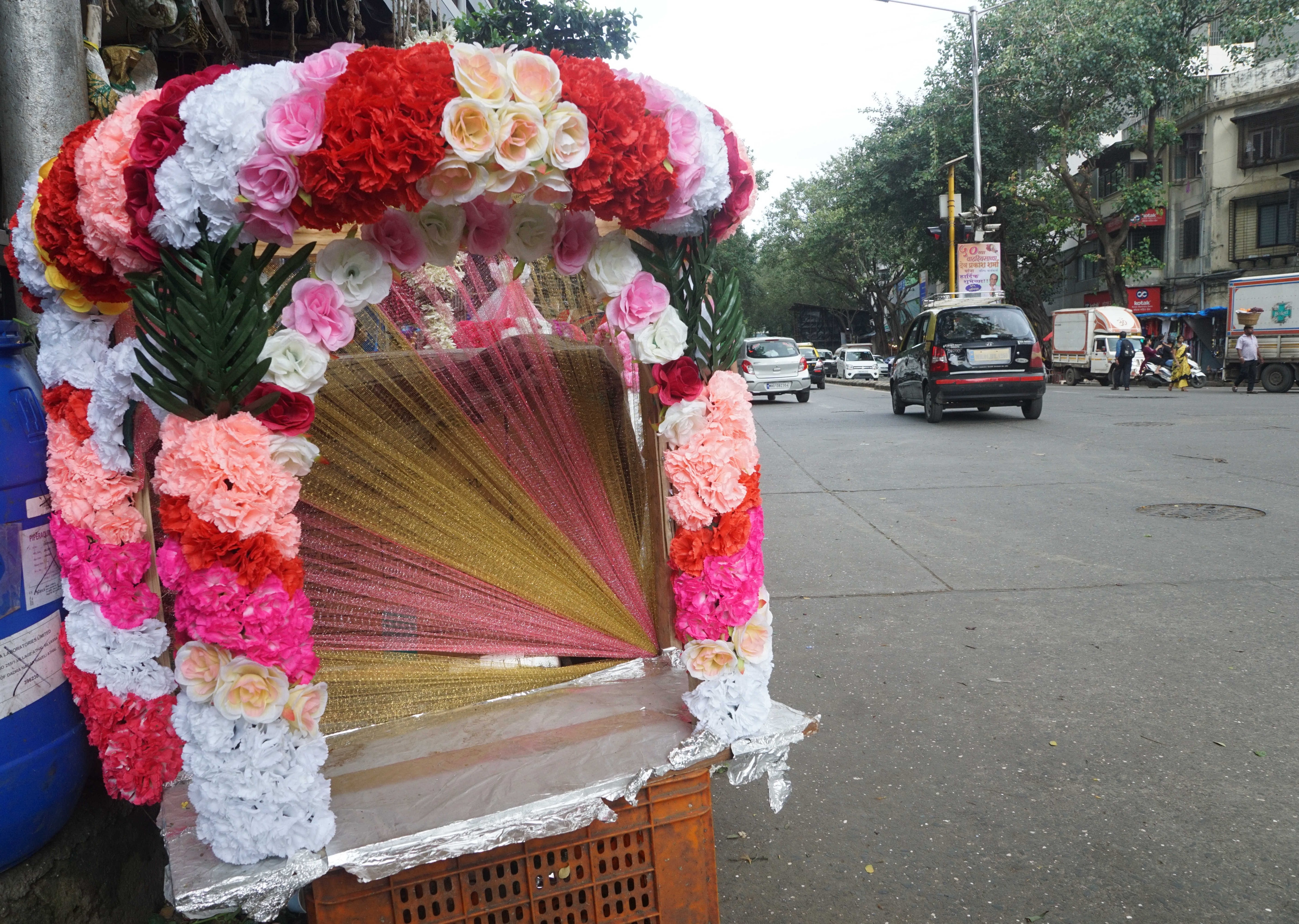 This throne made of fake flower cost 3,000 while the one made with real flowers costs 5000-6000 This throne made of fake flower cost 3,000 while the one made with real flowers costs 5000-6000