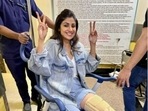 Shilpa Shetty performs upper body strengthening routine with injured leg | Watch(Instagram/@theshilpashetty) Shilpa Shetty performs upper body strengthening routine with injured leg | Watch(Instagram/@theshilpashetty)