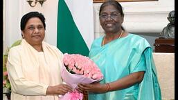 Bahujan Samaj Party (BSP) Chairman Mayawati calls President Draupadi Murmu at Rashtrapati Bhavan in New Delhi on Monday.  (ANI Photo/ President of India Twitter)