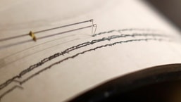 Um sismógrafo de trabalho é mostrado em uma tela sobre terremotos. 