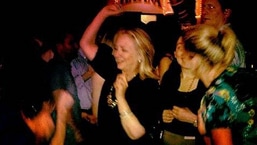 Hillary Clinton postou uma foto de si mesma em um clube, dançando, para mostrar solidariedade à primeira-ministra da Finlândia, Sanna Marin.