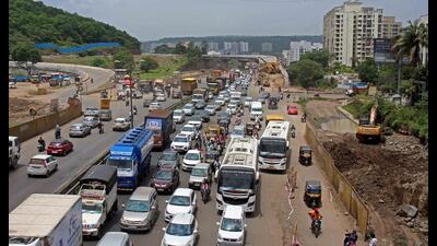 Traffic on Katraj Dehu road bypass near Chandani chowk. (Ravindra Joshi/HT PHOTO)