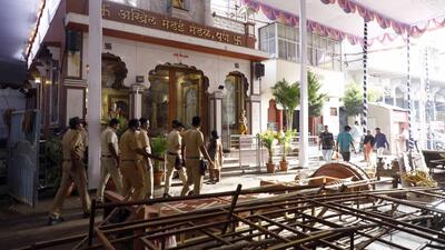 Police bandobast at Mandai Ganpati in Pune, on Monday. SDPI, Pune unit, has opposed Kothrud police’s decision to allow Sangam mitra mandal to stage the scene of Shivaji Maharaj killing Afzal Khan during Ganesh festival. (RAHUL RAUT/HT)