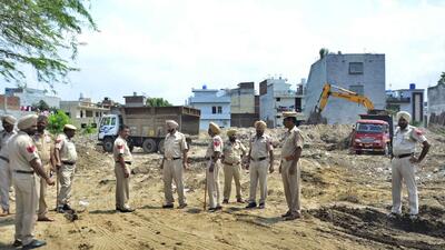 MC commences construction of effluent treatment plant (ETP) in Haibowal dairy complex by deploying police force due to the protests being staged by nearby residents against the project in Ludhiana. (HT PHOTO)