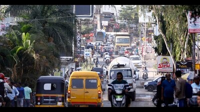Traffic at Porwal road, Dhanori. (Rahul Raut/HT PHOTO) Traffic at Porwal road, Dhanori. (Rahul Raut/HT PHOTO)
