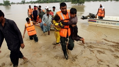 Army troops evacuate people from a flood-hit area in Rajanpur, district of Punjab in Pakistan.&nbsp; (AP)