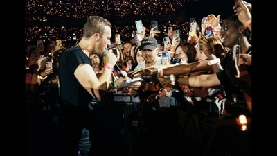 The image shows Coldplay's Chris Martin drawing a tattoo for fan while performing 'Fix You'. (Twitter/@MattieJolleyAFC) The image shows Coldplay's Chris Martin drawing a tattoo for fan while performing 'Fix You'. (Twitter/@MattieJolleyAFC)