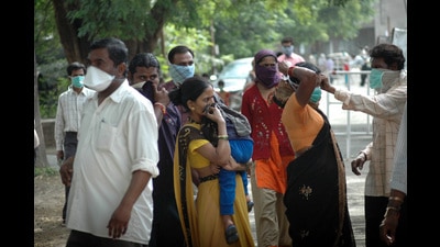 Swine flu rears its head again as city reports 770 cases, 33 deaths. Pic taken in August 2009 shows people wearing masks. (HT FILE PHOTO)