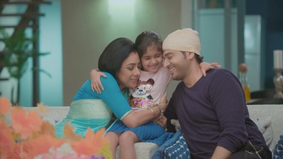 Anupamaa, Anuj, and little Anu enjoy some happy times.