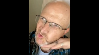 Ricky Pond, the ‘dancing dad from US,’ lip-syncs to a viral dialogue by Allu Arjun from Pushpa: The Rise.&nbsp; (Instagram/@ricky.pond)