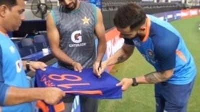Virat Kohli signs India jersey for Pakistan star Virat Kohli signs India jersey for Pakistan star