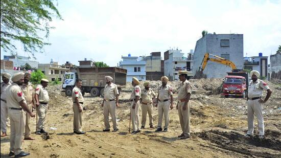 MC commences construction of effluent treatment plant (ETP) in Haibowal dairy complex by deploying police force due to the protests being staged by nearby residents against the project in Ludhiana. (HT PHOTO)