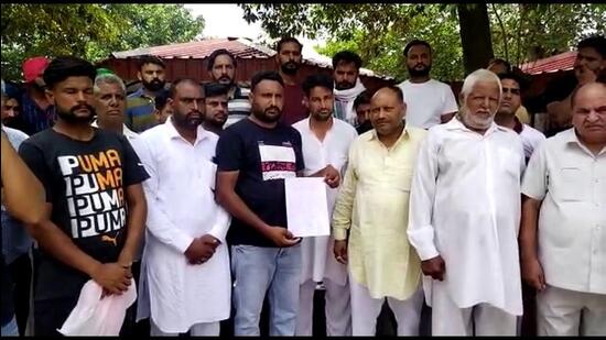 This comes on the day when several villagers under a “panchayat” met him alleging police inaction in the case and claimed that the accused Balkrishna Thakur was given VIP treatment, while the case was not put strongly before the court. In murder-suicide of six family members in Ambala’s Ballana village, SP Jashandeep Singh Randhawa announced forming of a Special Investigation Team. (HT Photo)