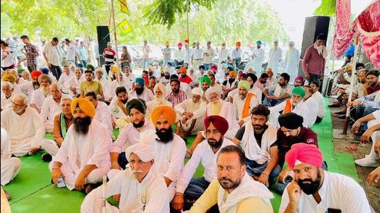 The farmers gathered outside the mini-secretariat, Karnal, and demanded the SP to take action against the officials involved in the lathicharge on farmers at Karnal’s Bastara on august 28 last year. They accused the Haryana government of not fulfilling its promise of withdrawing cases registered against them during the farm agitation last year. (HT Photo)