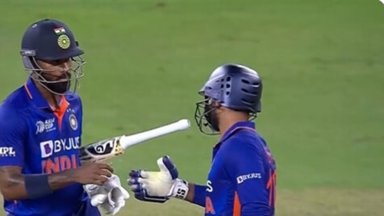 Hardik Pandya (L) and Dinesh Karthik(Twitter)