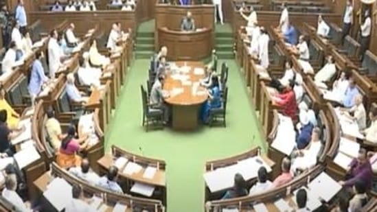 The Delhi Assembly session began amid ruckus.&nbsp;