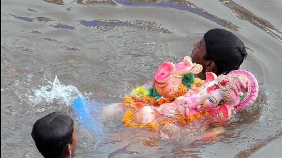 Badhai Samaj Trust has filed a petition in HC requesting it to direct the administration to allow small Ganpati mandals to take out the immersion procession before the manache. ((PIC FOR REPRESENTATION))
