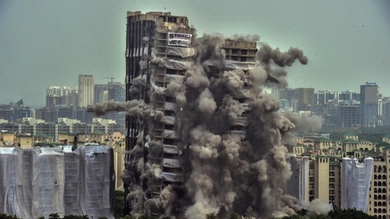 Noida's twin towers were demolished on Sunday at 2.30pm. (Raj K Raj/HT)