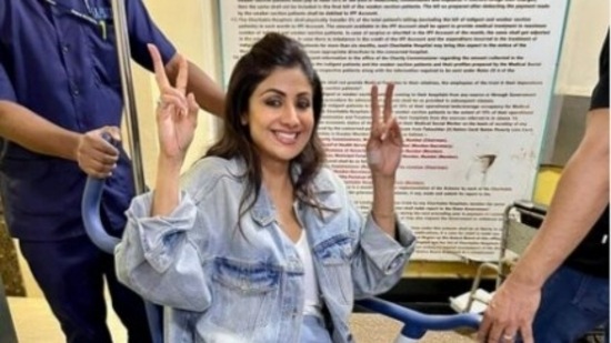Shilpa Shetty performs upper body strengthening routine with injured leg | Watch(Instagram/@theshilpashetty) Shilpa Shetty performs upper body strengthening routine with injured leg | Watch(Instagram/@theshilpashetty)